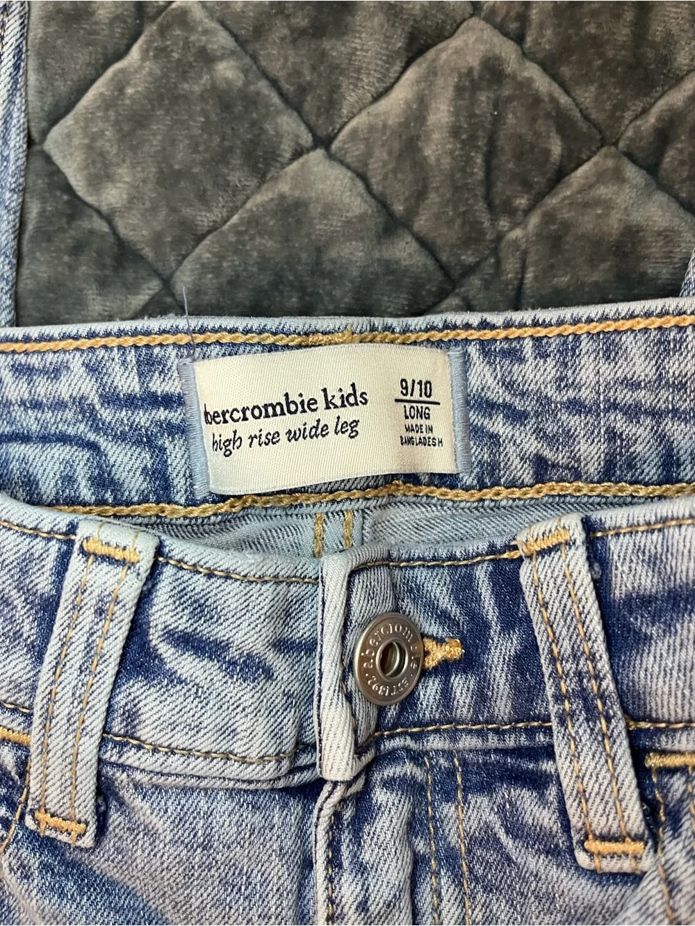 EUC abercrombie kids high-rise wide-leg jeans in a classic light denim 9/10L